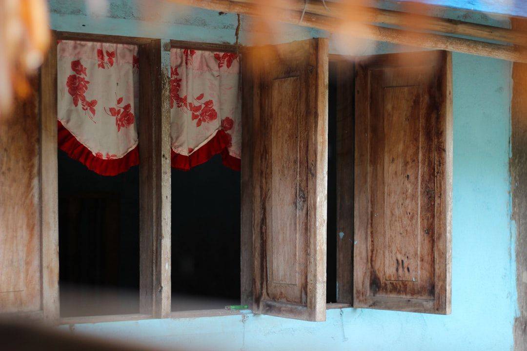 découvrez nos fenêtres en bois alliant esthétique et performance. parfaites pour une isolation optimale et une ambiance chaleureuse, nos fenêtres en bois s'adaptent à tous les styles de maisons. optez pour la durabilité et l'élégance avec nos produits de qualité.