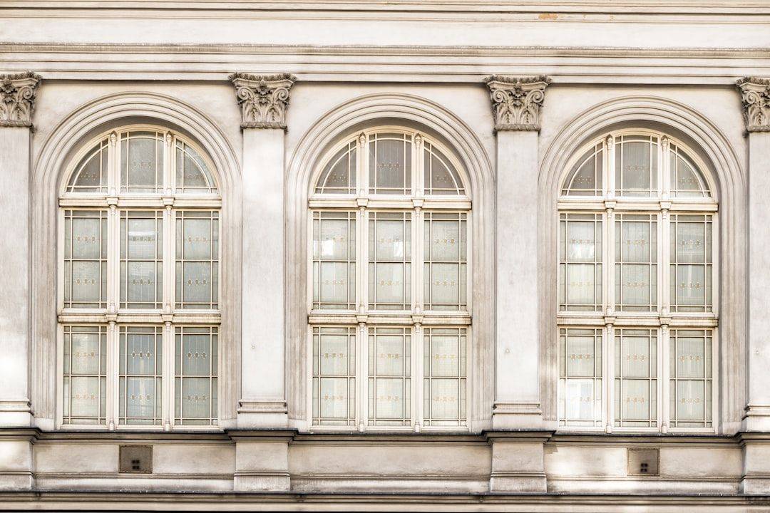 découvrez nos fenêtres sur mesure pour sublimer votre habitat. alliant esthétisme et performance, nos solutions personnalisées répondent à vos besoins spécifiques en matière d'isolation et de design. transformez votre espace avec style !