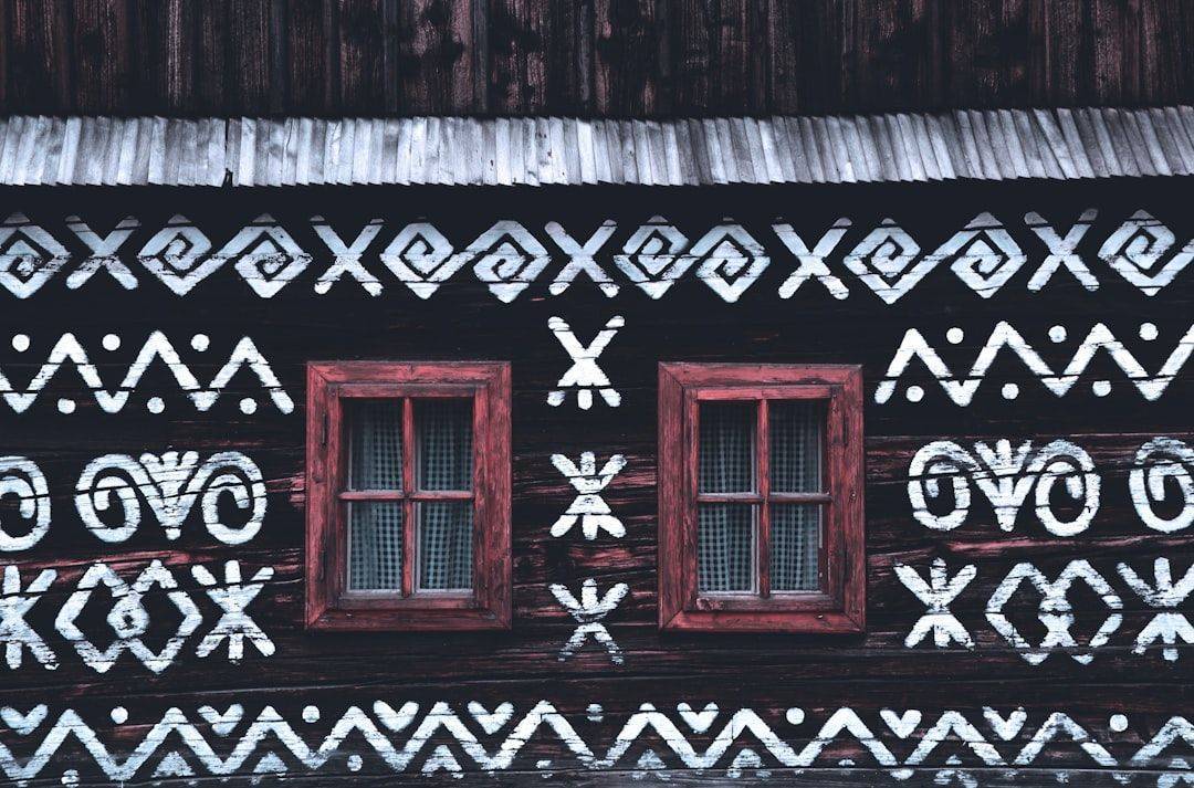 découvrez nos fenêtres en bois, alliant esthétique et performance. offrez à votre intérieur une touche naturelle grâce à des fenêtres en bois de haute qualité, durables et éco-responsables. idéales pour améliorer l'isolation de votre maison tout en ajoutant du charme et du caractère à votre espace.