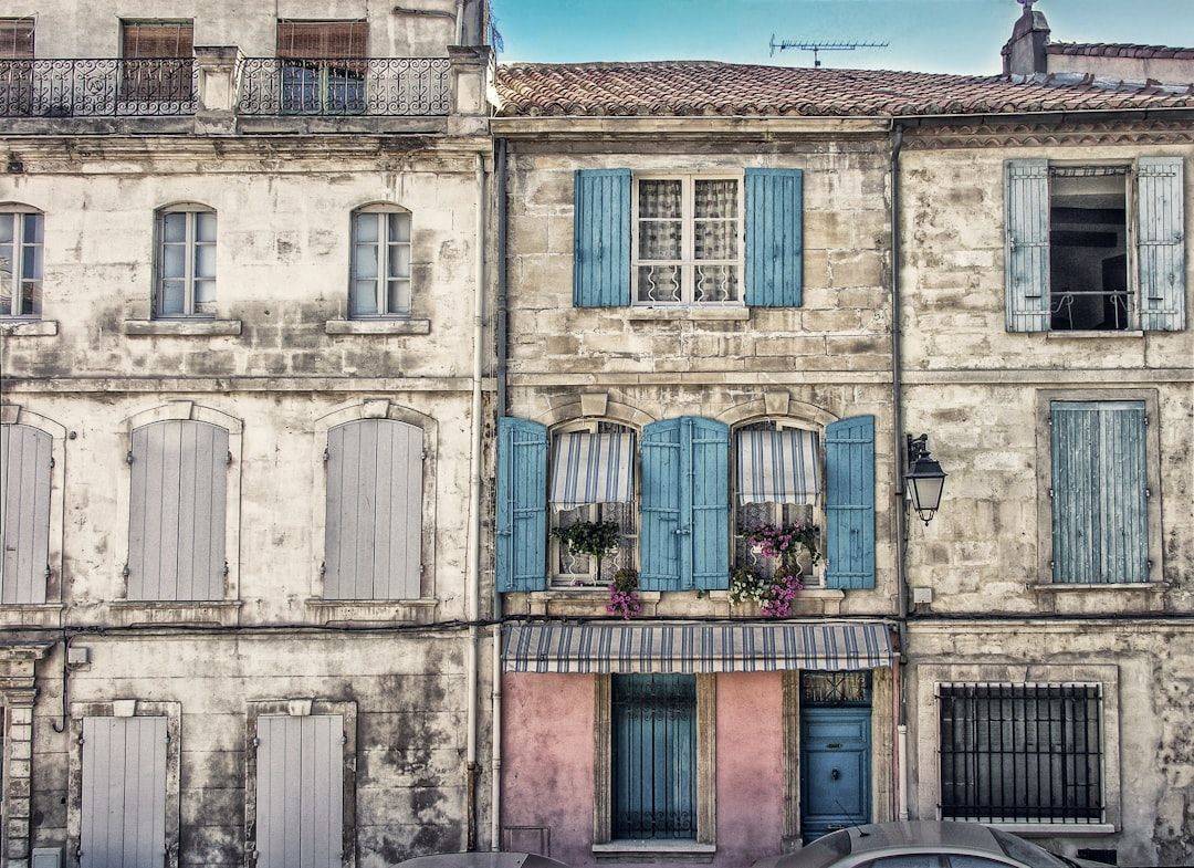 découvrez nos fenêtres en aluminium alliant esthétique moderne et performances énergétiques. idéales pour tous types de projets, elles garantissent une durabilité exceptionnelle et une isolation optimale. améliorez le confort de votre intérieur avec nos solutions sur mesure.