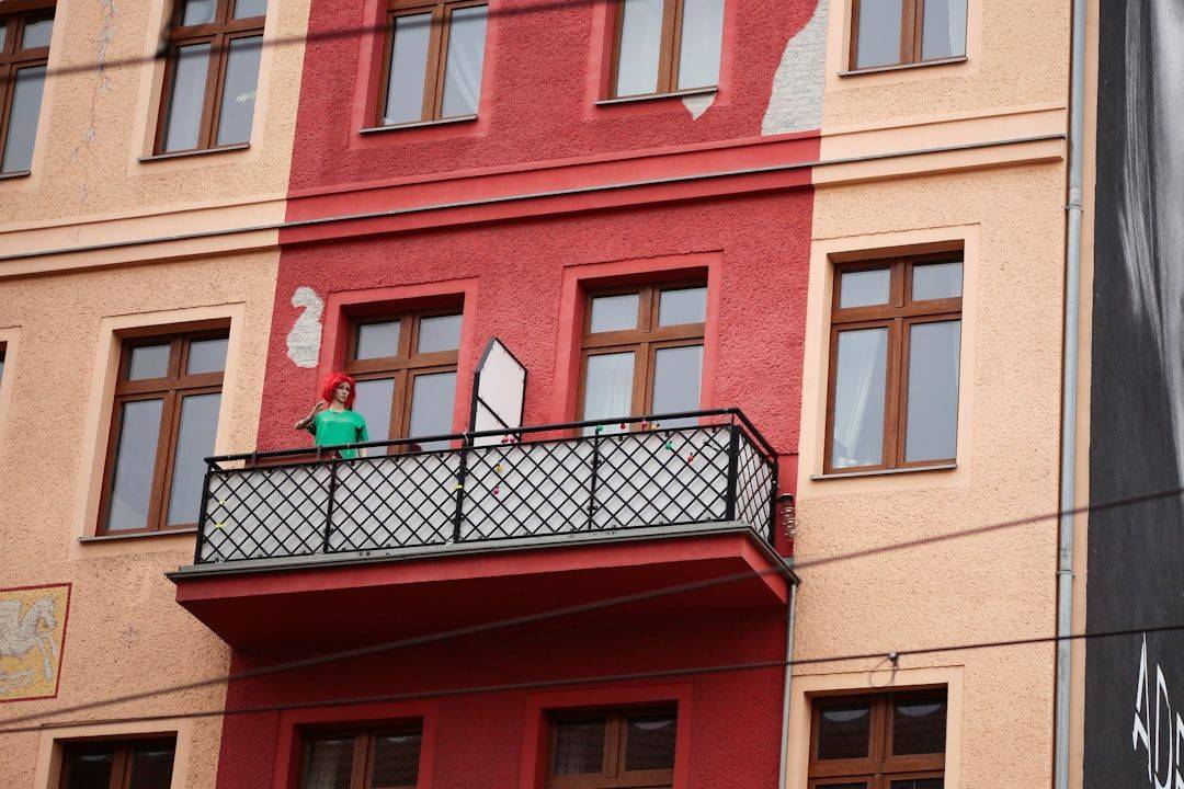 découvrez les fenêtres à guillotine, alliant esthétisme et fonctionnalité. offrez à votre intérieur une luminosité optimale tout en garantissant une ventilation efficace. idéales pour tous les styles de maisons, ces fenêtres s’adaptent à vos besoins en matière de confort et de design.