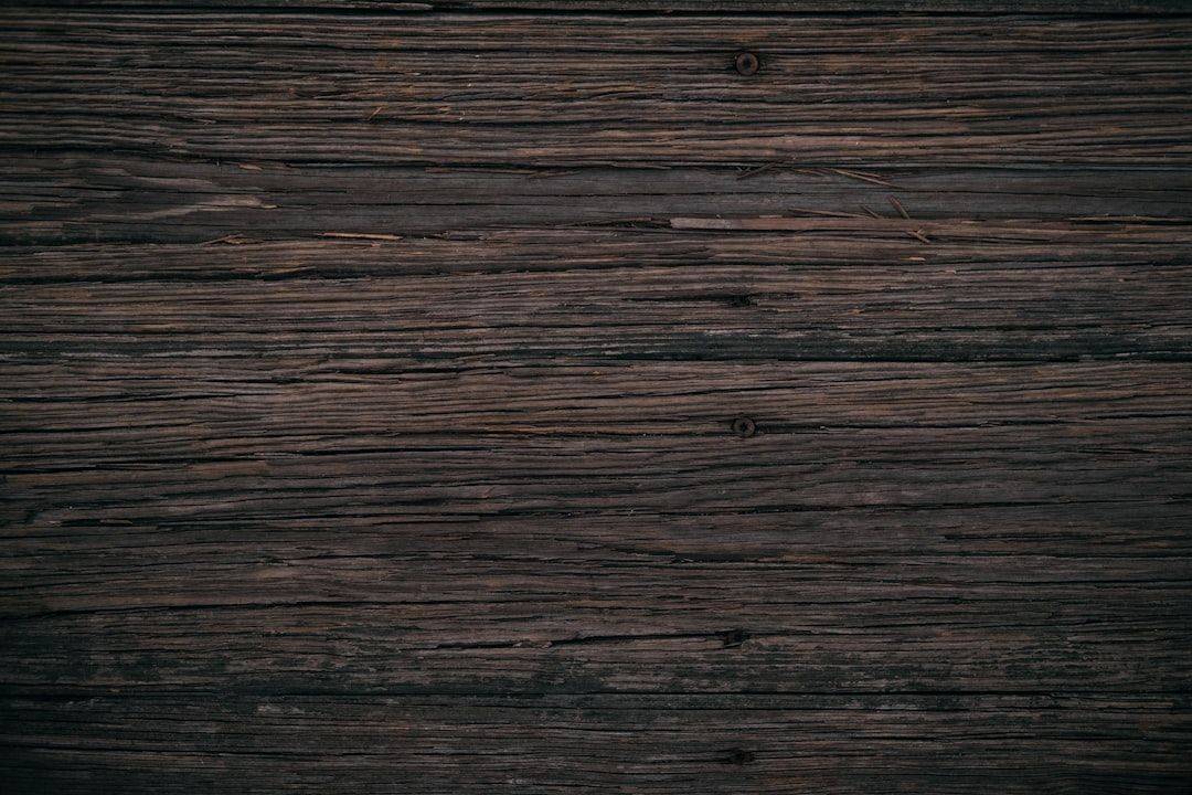 découvrez les différences entre les fenêtres en pvc et en bois. comparez les avantages, les inconvénients, l'esthétique, l'isolation et les coûts pour faire le meilleur choix pour votre maison.